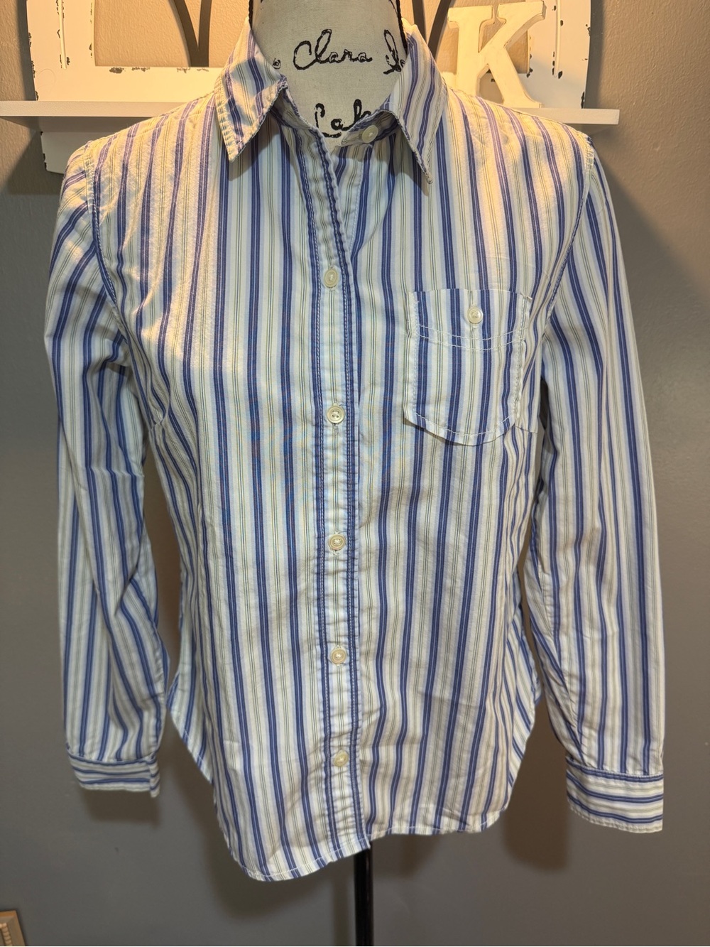 GAP WOMEN’S WHITE/BLUE/GREEN STRIPED BUTTON DOWN SZ M